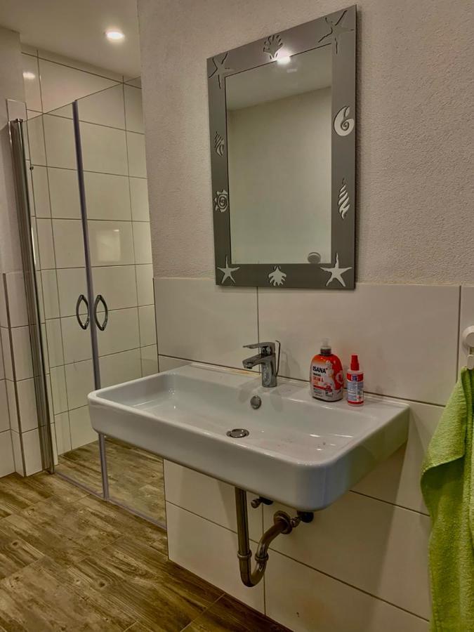 Monteurzimmer Oberlistingen Zweibettzimmer Mit 2 Baedern Breuna Exterior foto